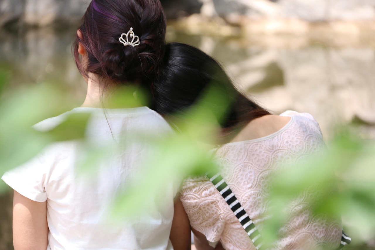 异性朋友发千里共婵娟啥意思.女生发千里共婵娟？